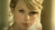 A still from the music video of Love Story (Image via YouTube/Taylor Swift)